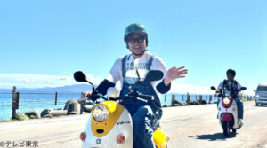 出川がバイクで走っている写真