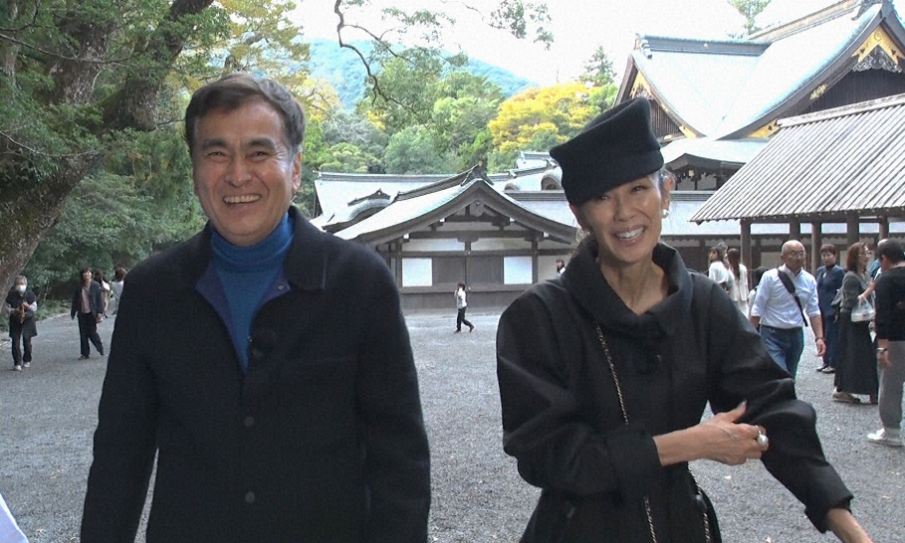 石原と萬田が神社を歩いている